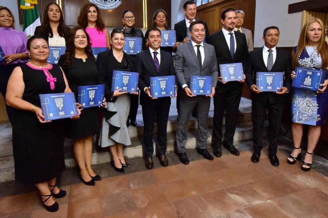 Roberto Sosa entrega informe a miembros del ayuntamiento