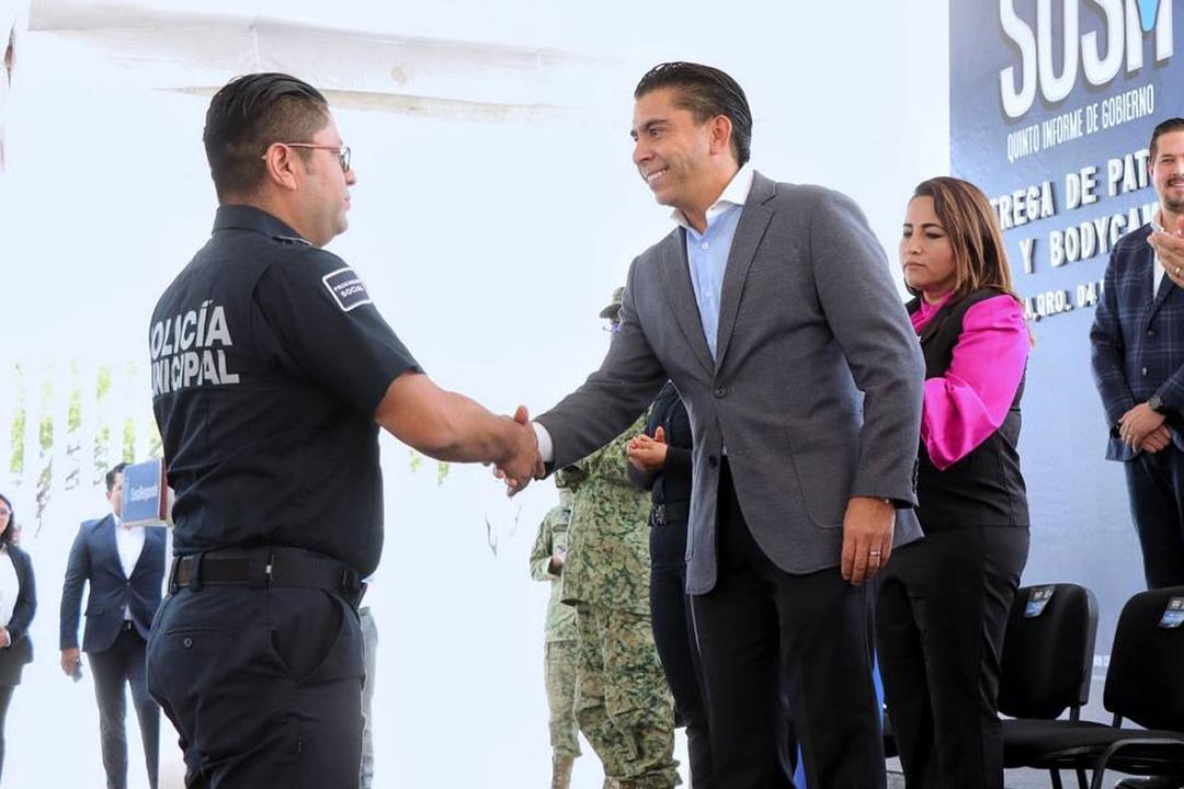 Roberto Sosa entrega equipamiento a policía municipal