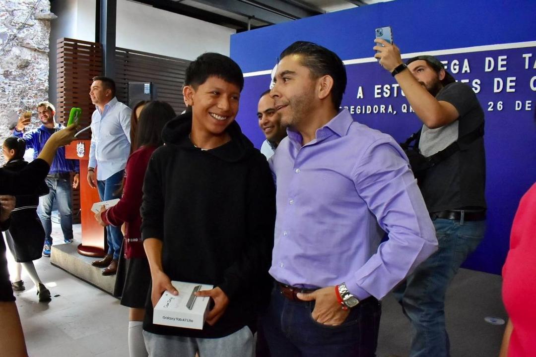 Roberto Sosa entrega tabletas a estudiantes