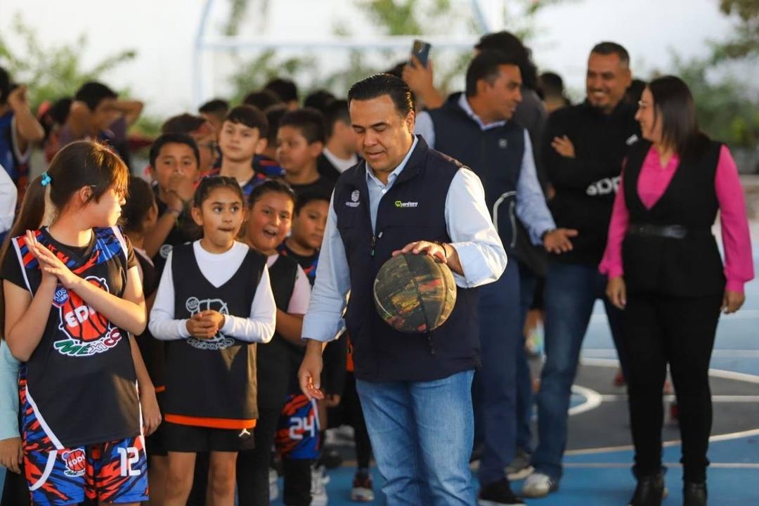 Luis Nava entrega rehabilitación de canchas en Santa Rosa Jáuregui