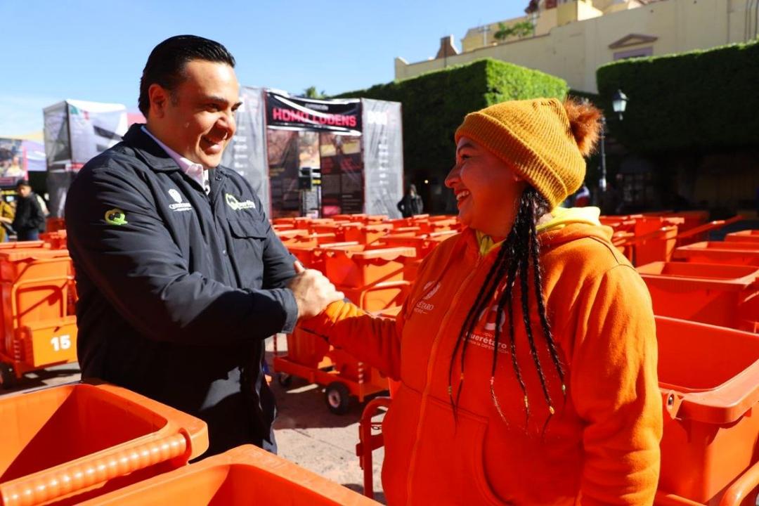 Luis Nava entrega 100 carritos de barrido manual