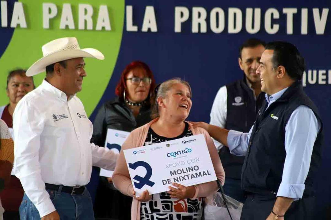 Luis Nava entrega apoyos para productividad rural