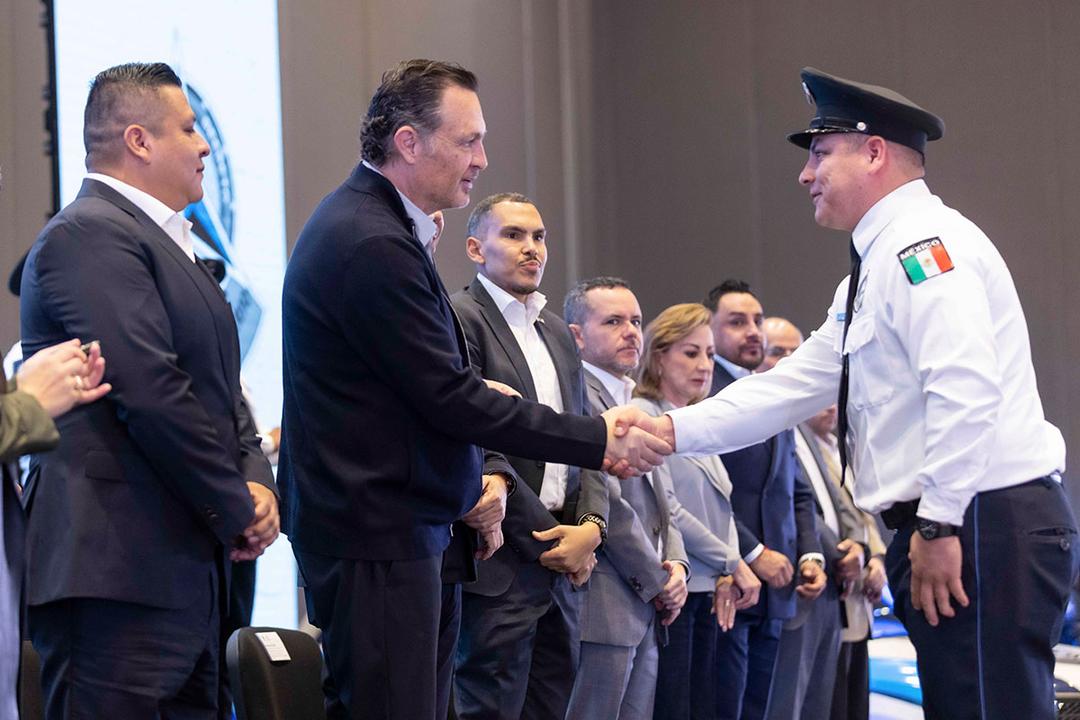 Mauricio Kuri entrega equipamiento a personal del sistema penitenciario