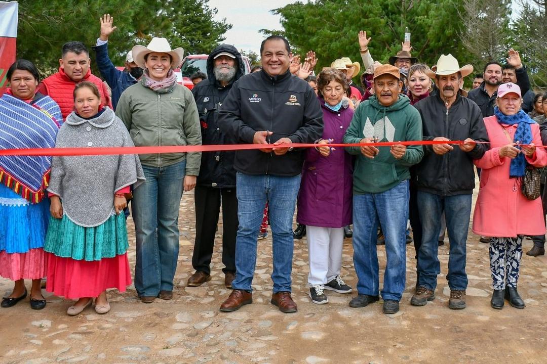 René Mejía continúa entregando obras en comunidades de Amealco