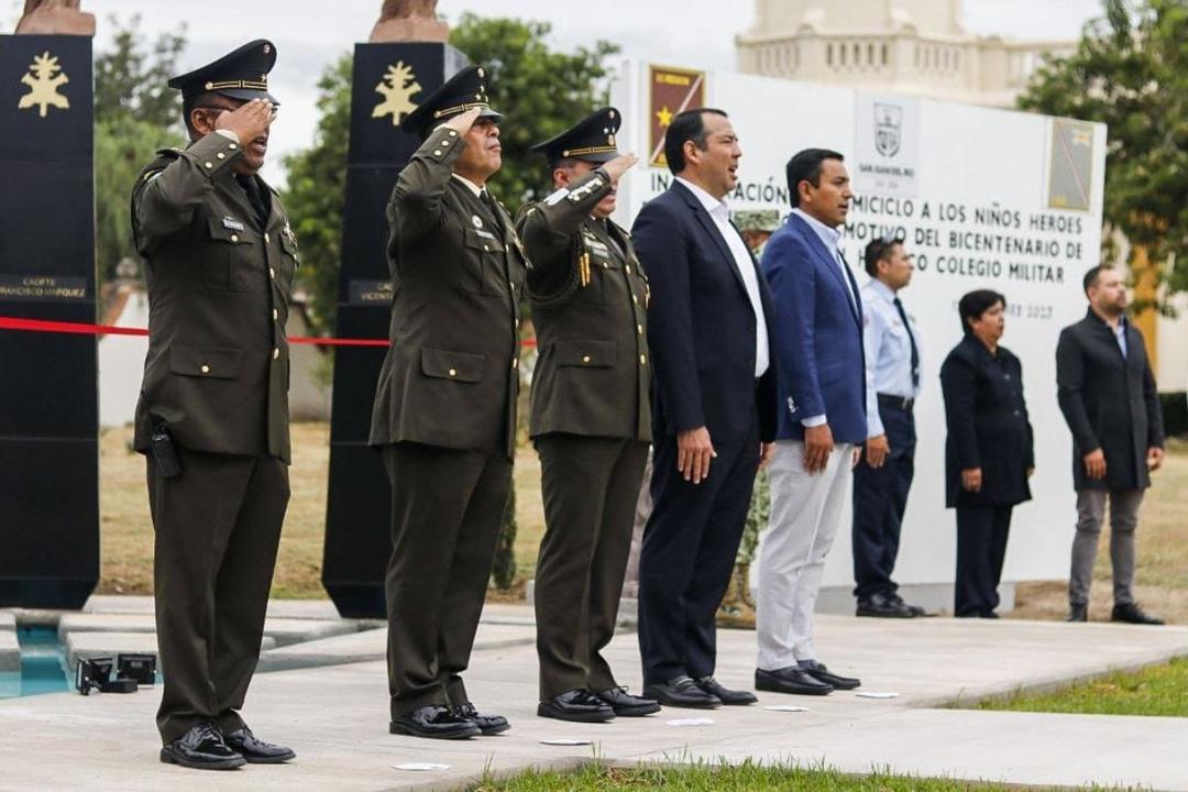 Roberto Cabrera asiste a Hemiciclo a Niños Héroes de Chapultepec