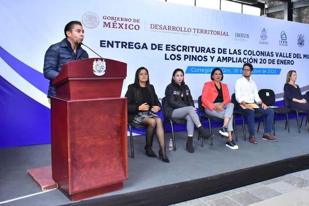 Roberto Sosa entrega escrituras a familias de Corregidora