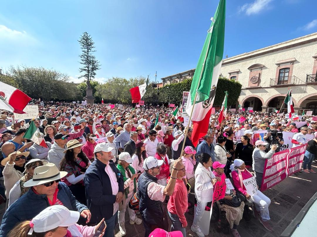 Marcha por la Democracia pinta de rosa Plaza de Armas Gritaron: ¡Por México seguiremos aquí!