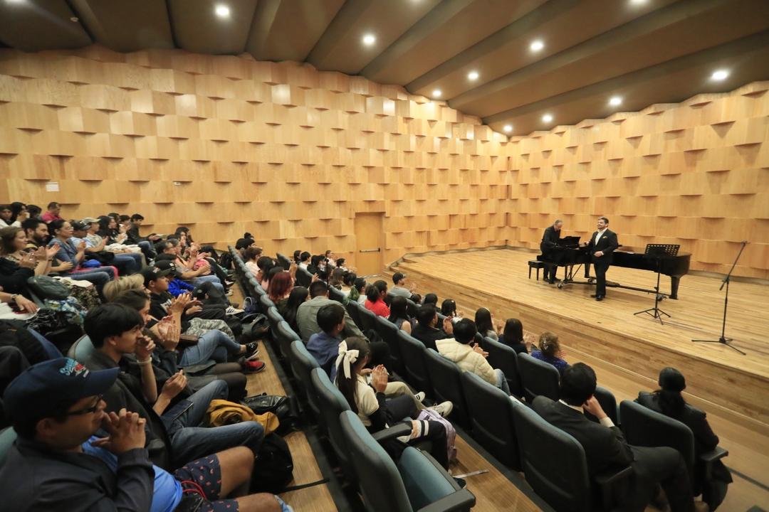 Recibe el Conservatorio de Música del Estado de México a barítono y pianista de talla internacional