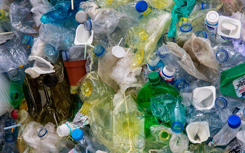 Colaboran para vencer el reto del reciclado del plástico ligero