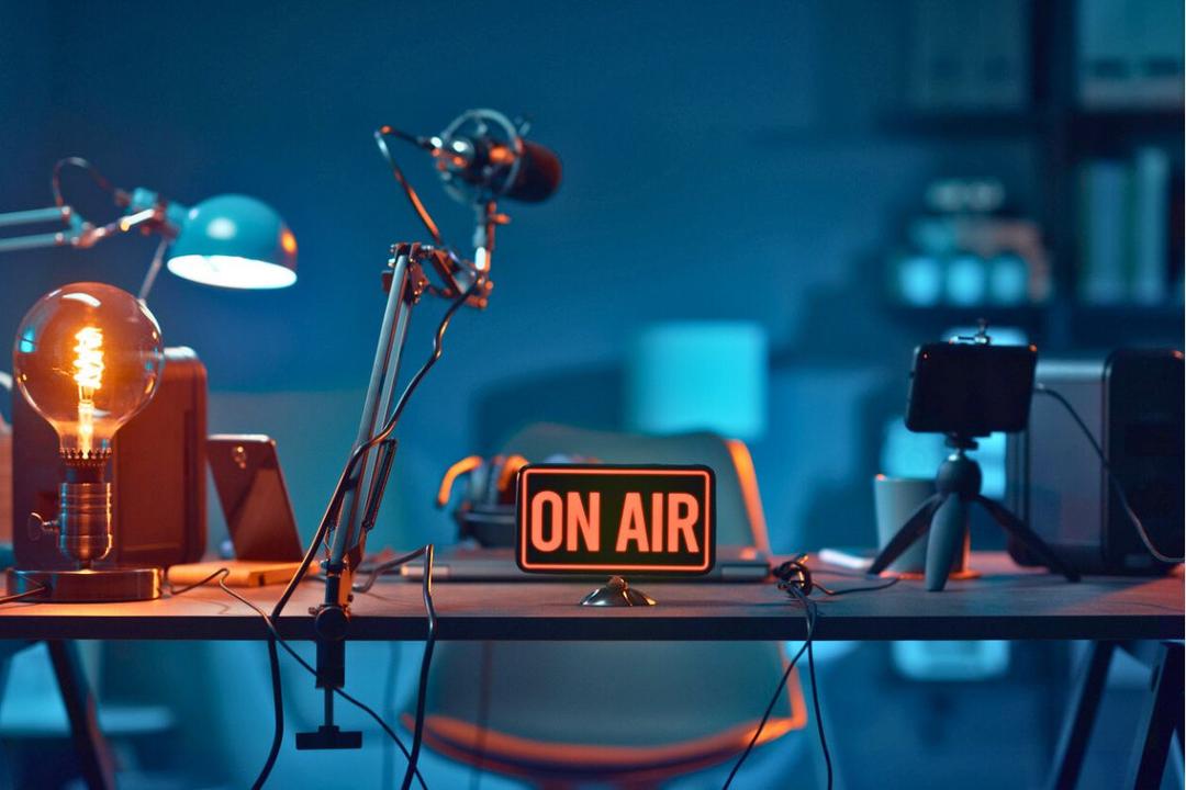 Del la frecuencia al algoritmo: la transición de la radio al streaming de audio
