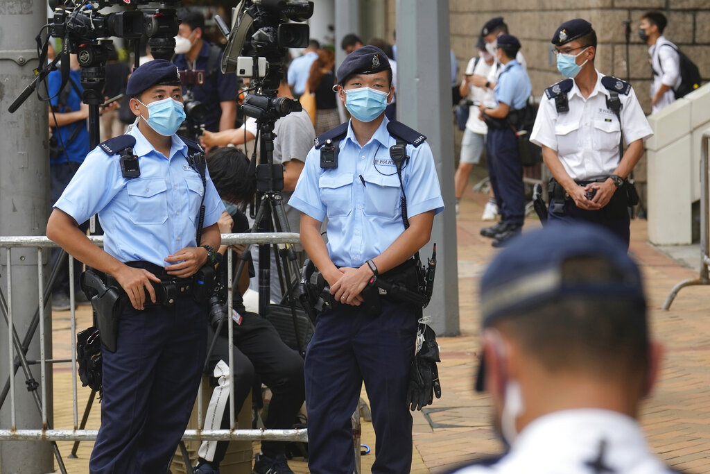Agentes de policía montan guardia frente a un tribunal en Hong Kong, 30 de julio de 2021, donde el activista por la democracia Tong Ying-kit fue condenado a nueve años de prisión por violar la ley de seguridad. AP