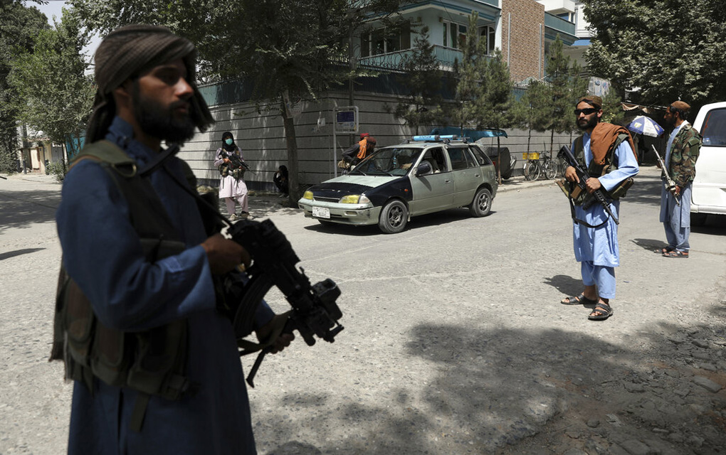 Talibanes hacen guardia en un puesto de control en el vecindario de Wazir Akbar Khan, en Kabul, el 18 de agosto de 2021.
