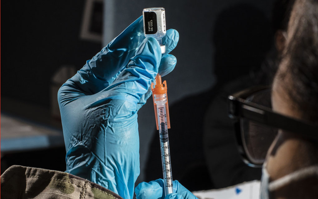 Un miembro del Ejército estadounidense prepara dosis de la vacuna contra la COVID-19 BioNTech de Pfizer en el Instituto de Tecnología de Nueva Jersey. NYT