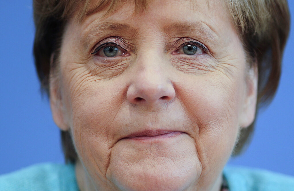 La canciller de Alemania Angela Merkel sonríe durante su conferencia de prensa anual en Berlín el jueves, 22 de julio del 2021.  Merkel defendió su decisión de poner fin al año próximo al uso de energía nuclear por el país, pero reconoció que eso hará más difícil reducir las emisiones de gases de invernadero a corto plazo.(Hannibal Hanschke/Pool Foto vía AP)