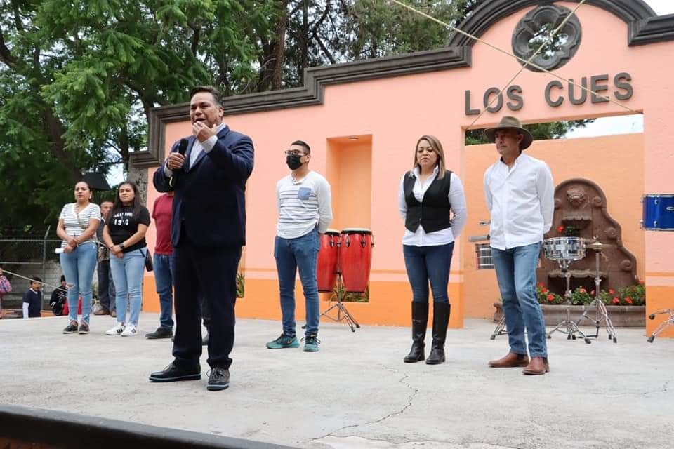El presidente municipal de Huimilpan, Juan Guzmán Cabrera, entregó la plaza delegacional en la comunidad de Los Cues.
