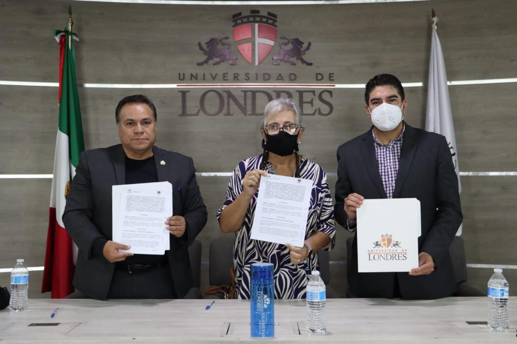 Juan Guzmán, presidente municipal de Huimilpan, encabezó la firma de convenio para otorgar descuentos a estudiantes de educación superior. Foto: Especial