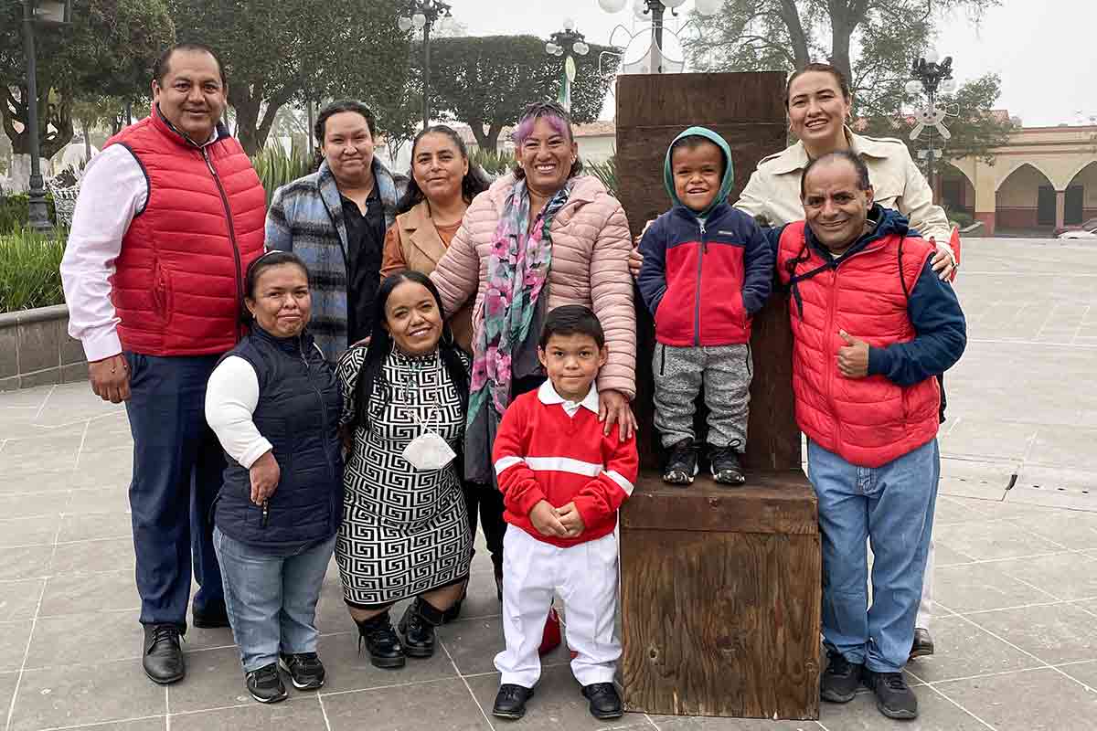 Amealco de Bonfil es el primer municipio de Querétaro que instala el escalón universal para la accesibilidad de personas de talla baja. Foto: Especial