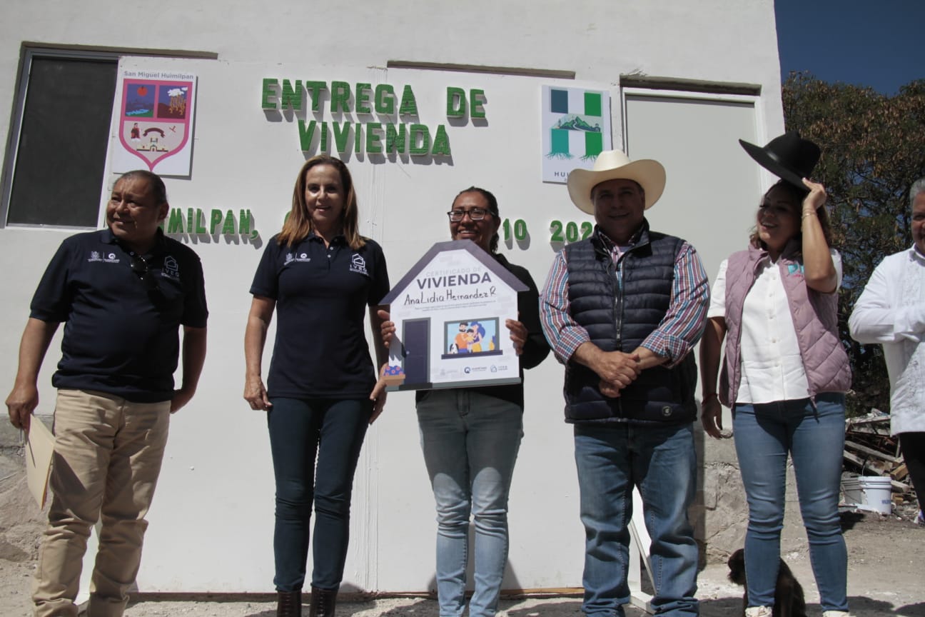 Junto con el IVEQ, el alcalde de Huimilpan, Juan Guzmán, hizo entrega de cinco de las 46 viviendas de beneficio social. Foto: Víctor Xochipa