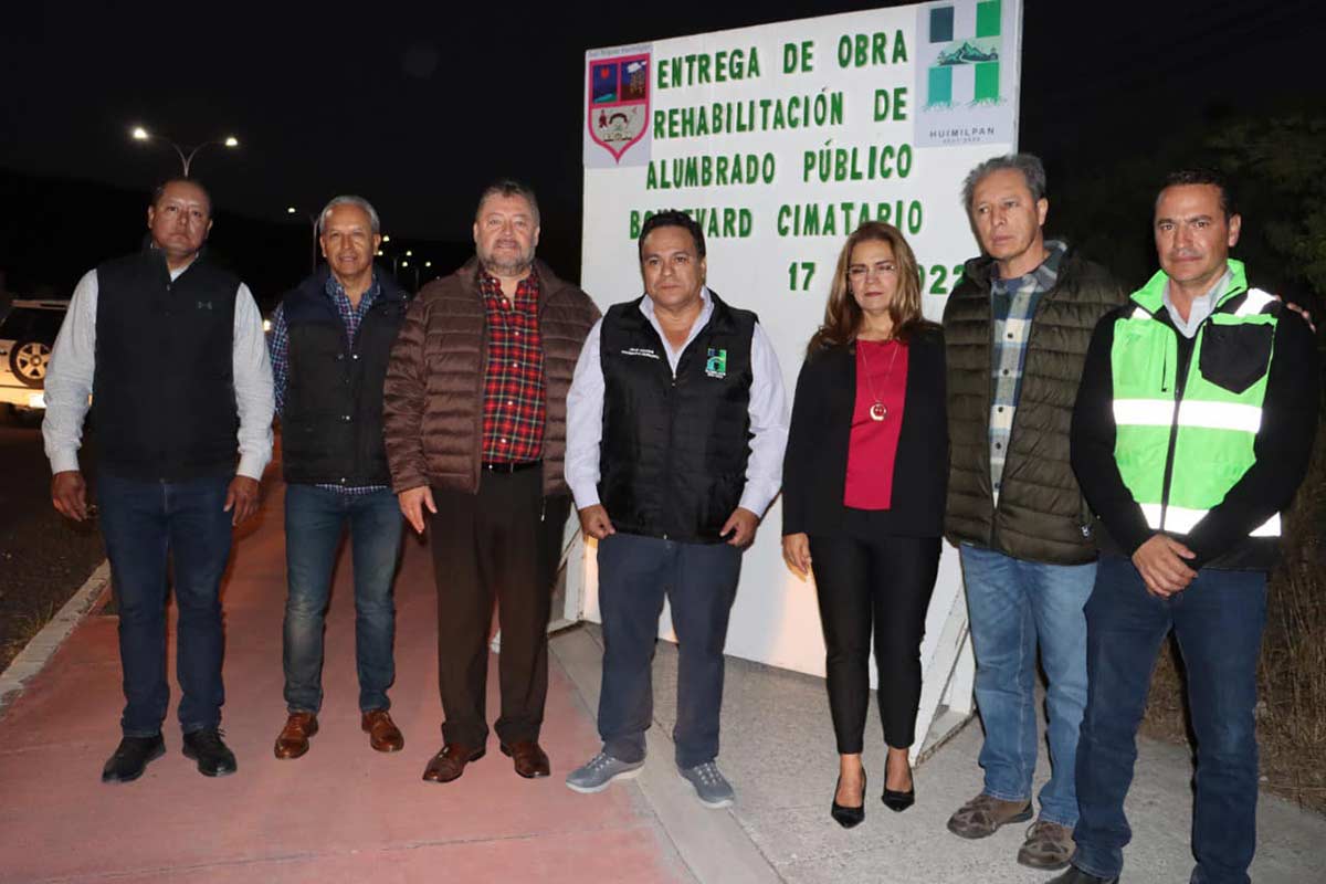 Juan Guzmán Cabrera entregó la rehabilitación de alumbrado público en el bulevar Cimatario a petición de los vecinos de Cumbres del Cimatario. Foto: Especial