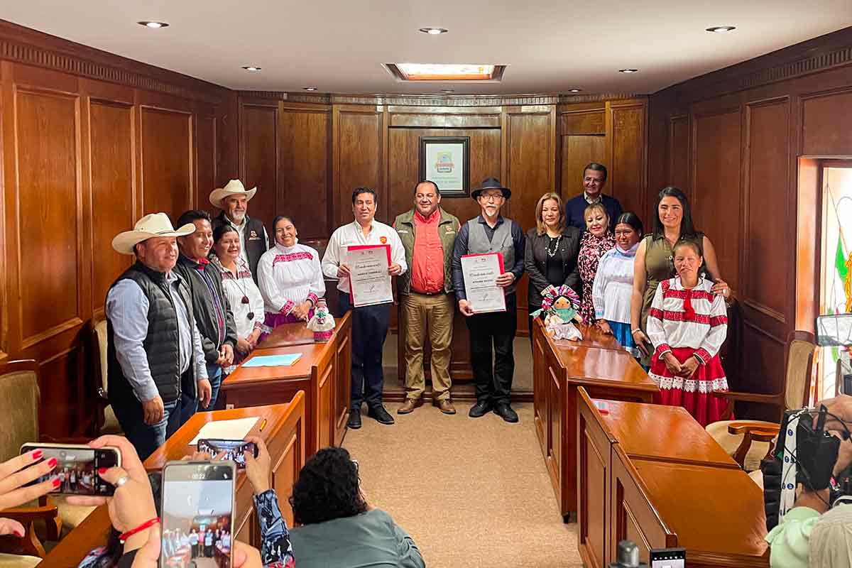 El presidente municipal de Amealco, René Mejía Montoya, entregó nombramientos a embajadores de buena voluntad para la promoción turística. Foto: Especial