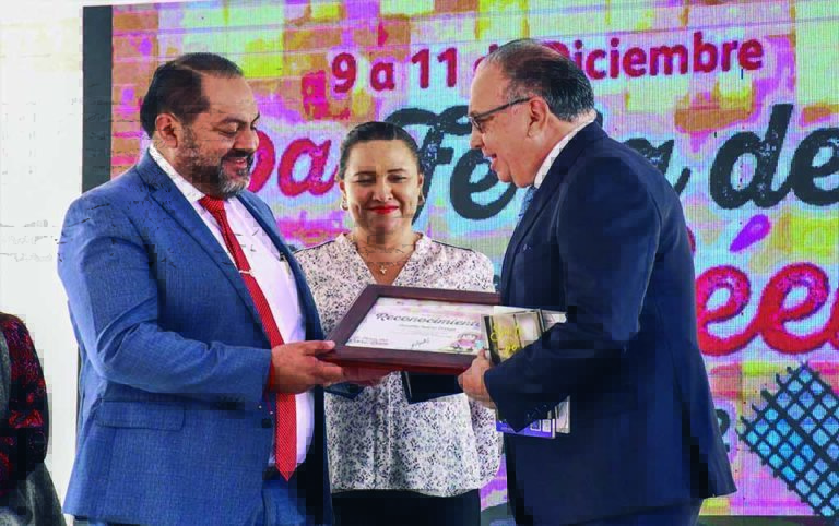 El presidente municipal de Amealco, René Mejía, inauguró la segunda Feria del Libro de la demarcación, en donde reconoció a los participantes. Foto: Especial