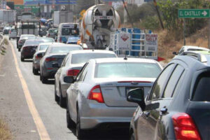 En la zona de Obrajuelos se genera tráfico vehicular debido a la alta demanda del servicio en la caseta. Foto: Armando Vázquez