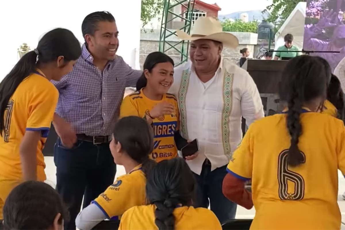 Los presidentes municipales de Huimilpan y Corregidora participaron de la entrega de la Unidad Deportiva. Foto: Especial