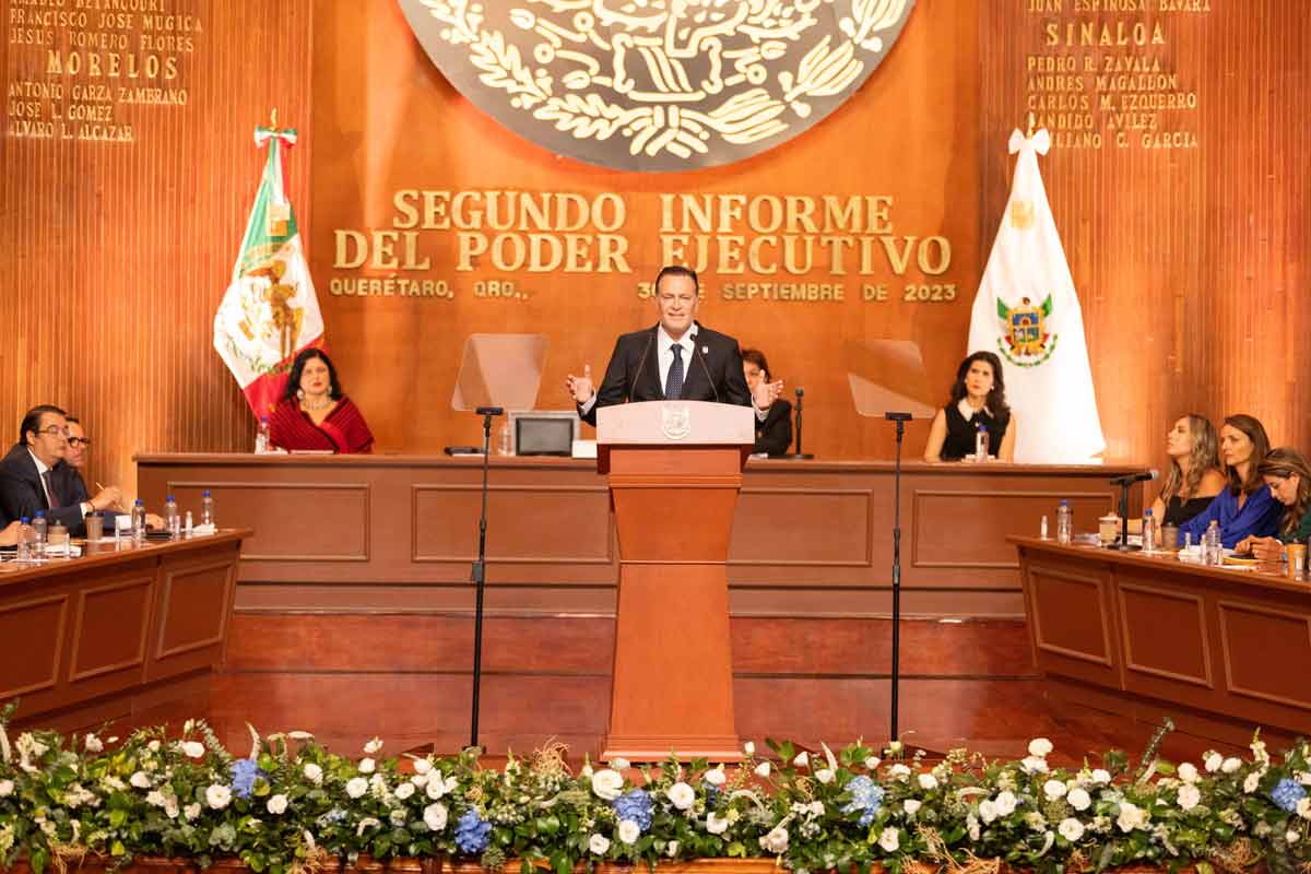 El gobernador entregó el segundo informe a representantes del Poder Legislativo. Foto: Especial