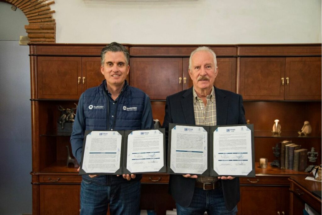 Enrique Vega firma convenio con la CEA para facilitar el acceso al agua