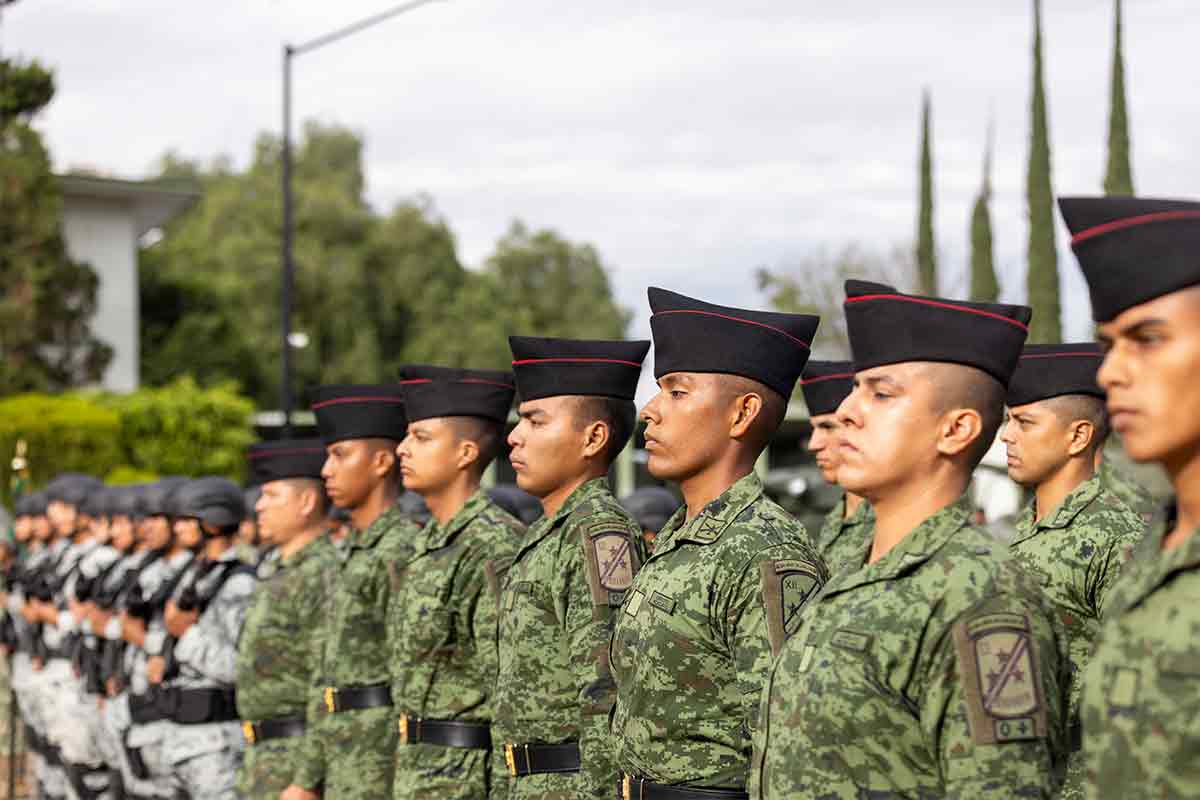 Mauricio Kuri presencia relevo en Comandancia de la XVII Zona Militar