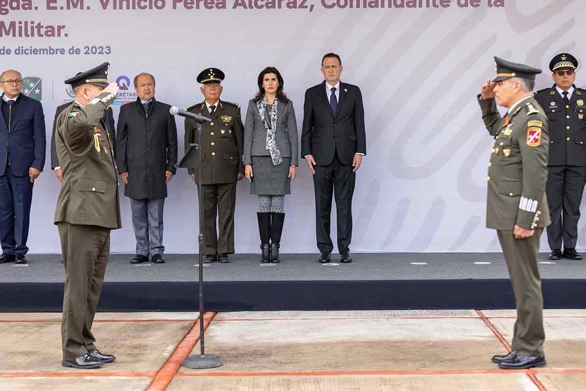 Mauricio Kuri presencia relevo en Comandancia de la XVII Zona Militar