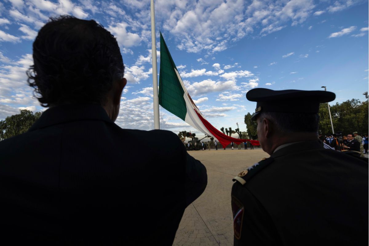Mauricio Kuri asiste al izamiento de Bandera Monumental