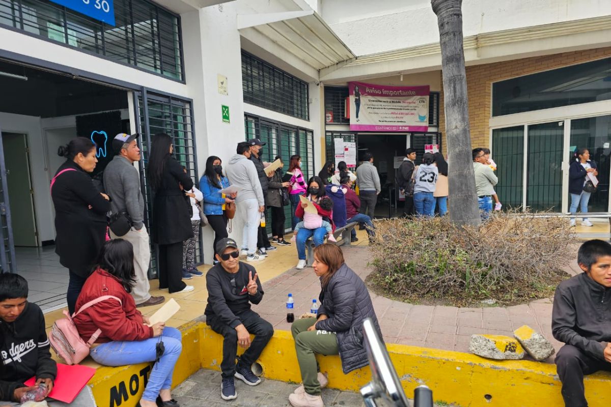 Largas filas para tramitar credencial de elector en Querétaro