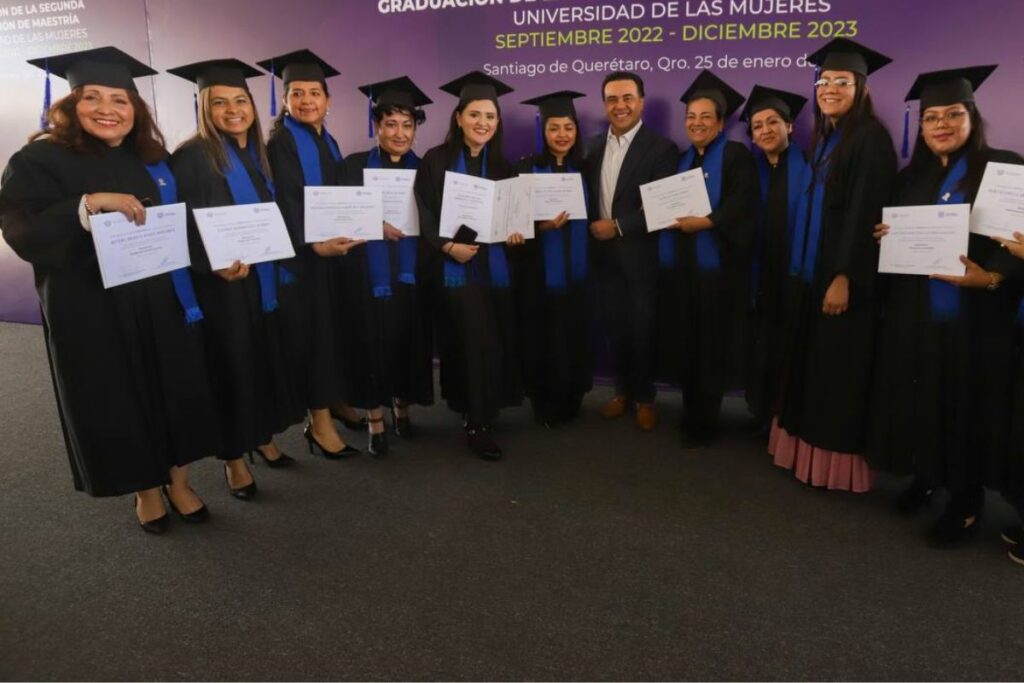 Luis Nava reconoce a graduadas de la Universidad de las Mujeres
