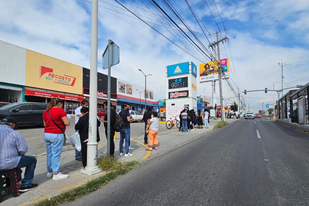 Largas filas para tramitar credencial de elector en Querétaro