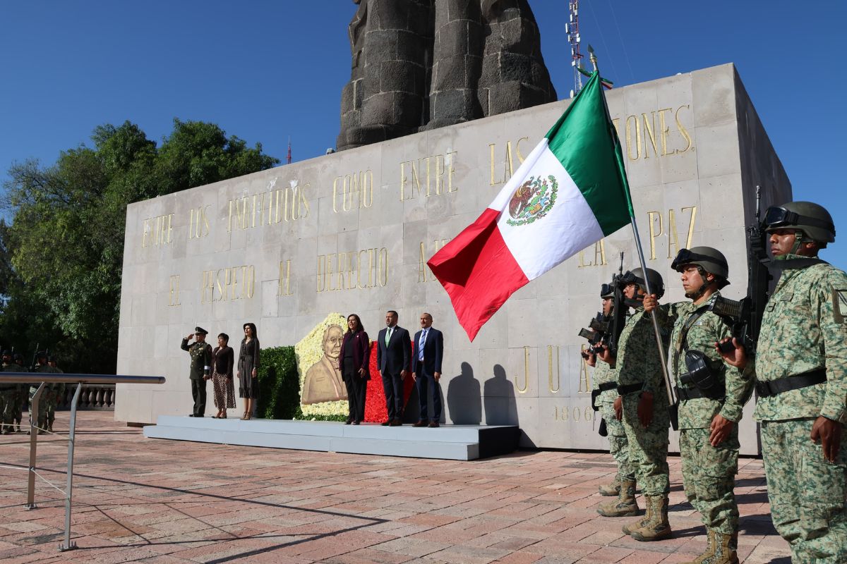 Conmemoran natalicio de Benito Juárez en Querétaro