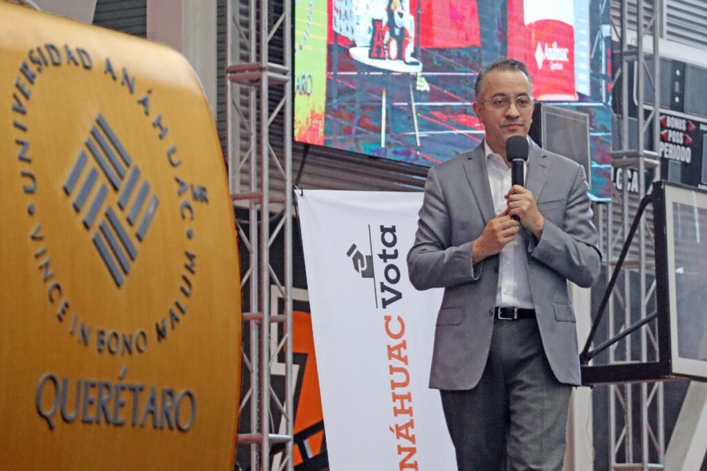 Chumel Torres imparte conferencia en la Anáhuac Querétaro
